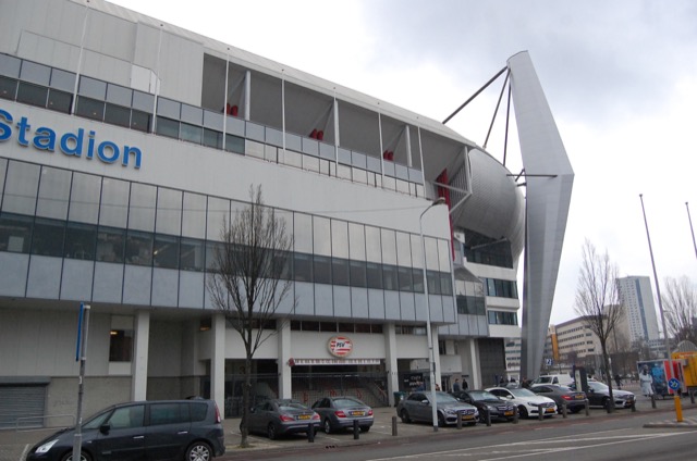 Prachtig gebaar: PSV herdenkt voor wedstrijd tegen FC Twente overleden fans 