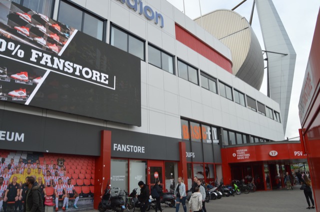 'Premier League lonkt voor PSV-bankzitter: Eindhovenaren willen 15 miljoen euro'